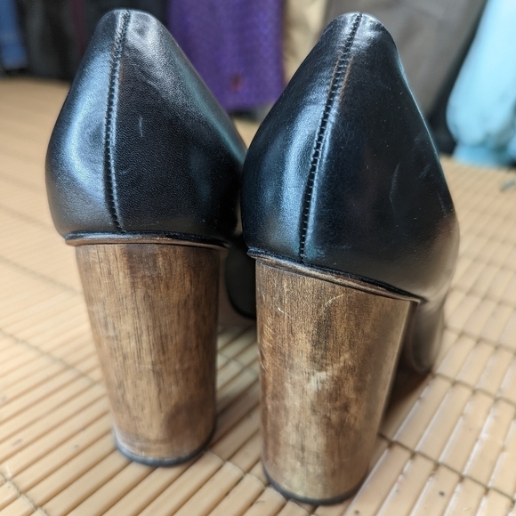 Tory Burch Black Leather Wooden 4"  Heel Rounded Toe Heels Size 7M.    306pm - Picture 4 of 8